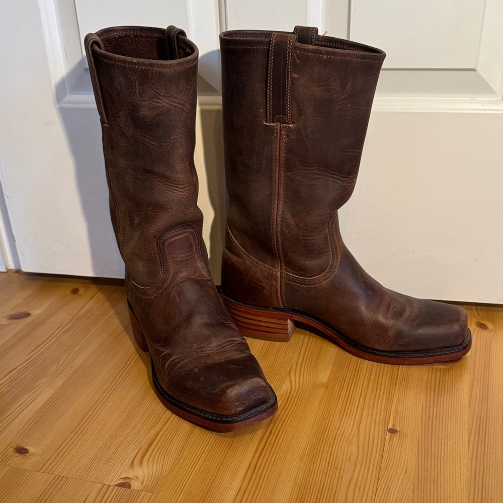 FRYE cavalier pull on boots in distressed tobacco brown. Men’s size 11.5.